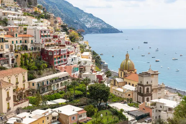 Positano köyünün güzel manzarası, Amalfi sahili, İtalya