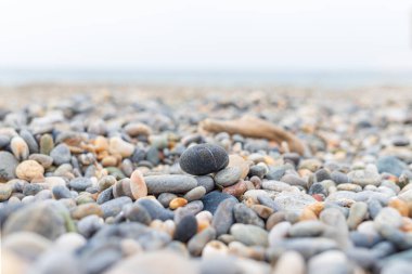 Yunanistan 'ın Girit adasında ufukta bulanık bir ufuk olan çakıl taşı plajına yakın çekim