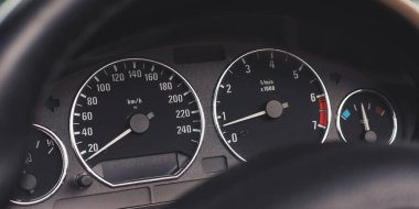 Hız göstergesi, takometre, yağ ve sıcaklık seviyeli spor araba kokpit göstergeleri