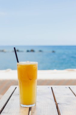 Plaj barında buzlu kokteyl. Yaz içeceği