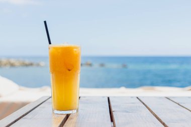 Plaj barında buzlu kokteyl. Yaz içeceği