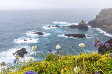 Madeira adasının kıyısında fırtınalı bir hava