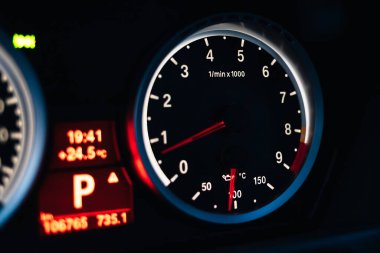 Geceleri güçlü araba göstergeleri. Aydınlatılmış gösterge paneli