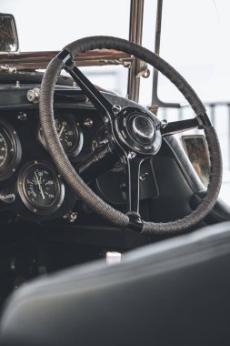 Eski bir spor arabanın içi. Eski püskü direksiyon simidi