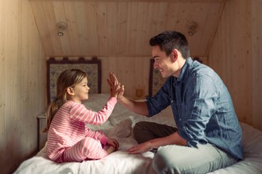 Baba ve kızı eğleniyor, birbirlerine beşlik çakıyorlar.. 