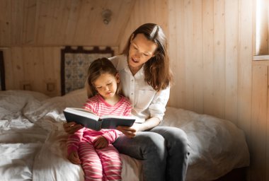 Anne kız birlikte masal okuyor.. 