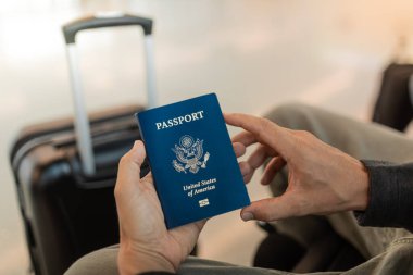 Havaalanında ABD pasaportlu gezginler..