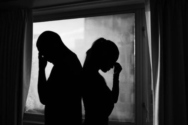 Sırt üstü duran erkek kadın. Tartışma, anlaşmazlık, boşanma kavramı.