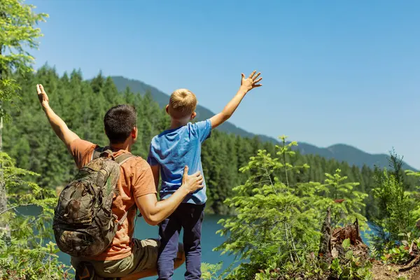 Baba oğul, ebeveyn çocuk dağlarda seyahat, aile gezisi yaz tatili. 