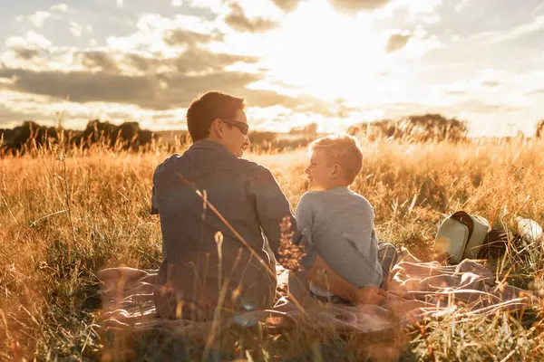 Mutlu baba ve oğul birlikte doğada vakit geçiriyorlar, ebeveyn çocuk ilişkisi. 