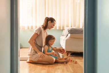 Anne ve kızı evde katta oynama