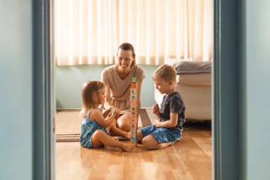 Evde oynayan anne ve çocuklar, ebeveynlik, çocuk bakımı konsepti 