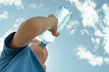 Çocuk su içiyor, su içiyor, diyet yapıyor ve sağlık kavramı geliştiriyor.