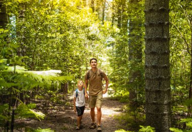 Baba oğul birlikte doğa ormanını keşfediyor. 