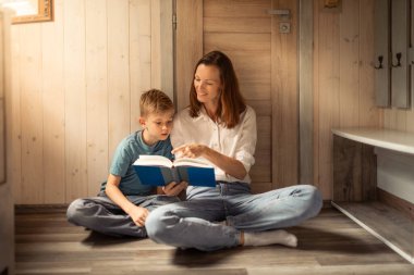 Anne ve çocuk kitap okuyor, hikaye zamanı, evde eğitim ve öğrenim. Hikaye anlatmak, mutlu olmak ve çocuk bakımını, aile eğitimini ve gelişimini rahatlatmak için...