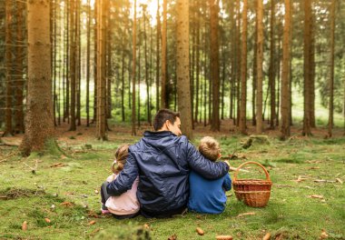 Sevgi dolu bir baba çocuklarıyla doğa ormanında vakit geçirir. 