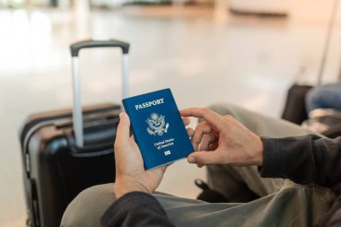 Havaalanında pasaportu ve bileti olan yolcu. 