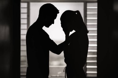 Zor zamanlarda, sevgi ve empati, destek ve yardım, duygusal zorluklar, aile dostluğu gibi ihtiyacı olan üzgün arkadaşa yardım eden bir arkadaş.