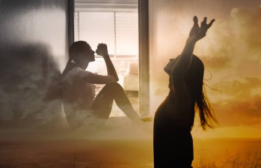 Kadın Tanrı 'ya güç, umut, zorlukların üstesinden gelmek için dua ediyor, depresyon, dini inanç, kurtuluş.