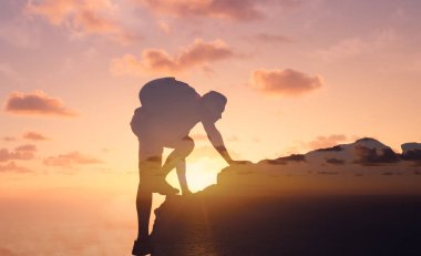 Bir adamın dağa tırmanma silueti, asla konseptten vazgeçme. 