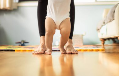 Küçük bebek yürümeyi öğreniyor Bebek adımları atıyor 