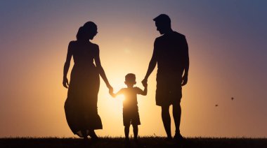 Siluetli Aile Güzel Günbatımında El ele Yürüyor