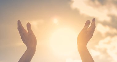 Eller gökyüzüne uzanır, avuçlarında sıcak güneş ışığı.