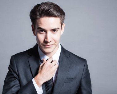 Kendine güvenen başarılı iş adamının portresi. 