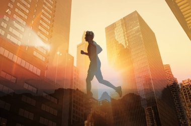 Şehirde koşan bir adam. 