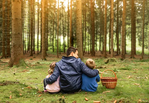 Sevgi dolu bir baba çocuklarıyla doğa ormanında vakit geçirir. 