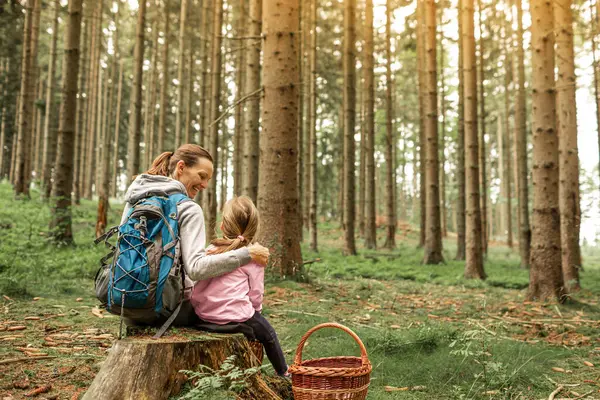 Anne ve kızı doğa ormanlarında vakit geçiriyorlar mantar topluyorlar, sepetli böğürtlen topluyorlar, aile açık havada doğa aktivitelerini keşfediyorlar.