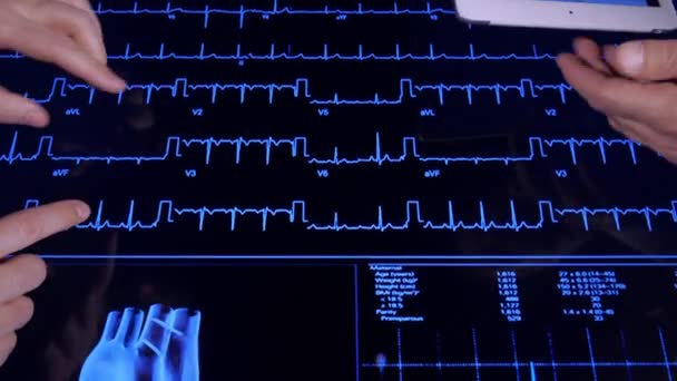Καρδιολόγος Αναλύοντας Δεδομένα Στο Γραφείο — Αρχείο Βίντεο