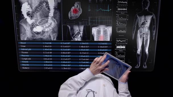 Γιατρός Κοιτάζοντας Ray Data Monitor — Αρχείο Βίντεο