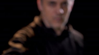 Adam bir sigara kırma