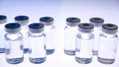 Coronavirus aşı şişeleri kapanıyor.