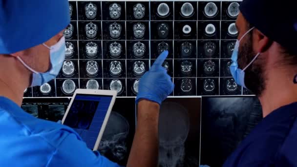 Chirurg Pomocą Tabletki Patrząc Skanowanie Mózgu — Wideo stockowe