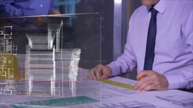 İnşaat mühendisleri ofiste çalışıyor.