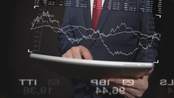 Corretor Olhando Para Dados Investimentos Tela — Vídeo de Stock