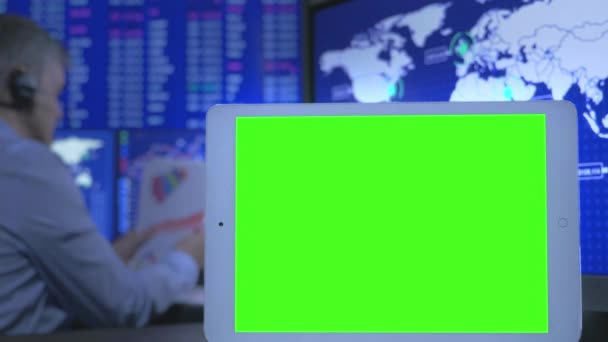 事務所のタブレット緑の画面 — ストック動画