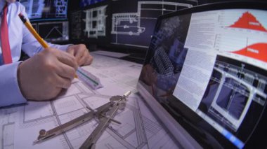 Ofisteki mimar planları kontrol ediyor 