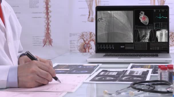 Доктор Ортопедичний Пошук Медичних Даних Екрані — стокове відео