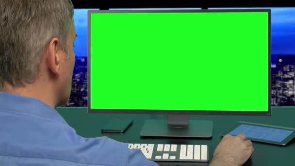オフィスの緑の画面モニター — ストック動画