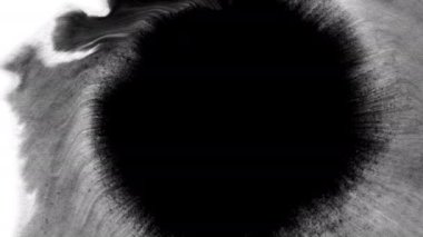 Beyaz arka plan üzerinde mürekkep damlaları