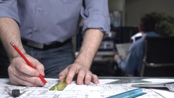 Αρχιτέκτονες Σχεδιάζουν Στο Γραφείο Ένα Νέο Κατασκευαστικό Έργο — Αρχείο Βίντεο