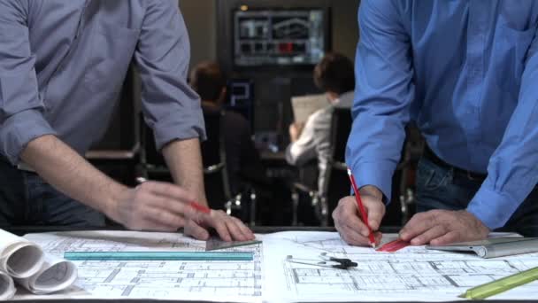 Architekti Plánují Kanceláři Nový Stavební Projekt — Stock video