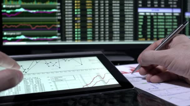 Dati Finanziari Tablet Digitale Vicino — Video Stock