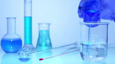 Biyoloji laboratuvarında kimyasal test deneyi