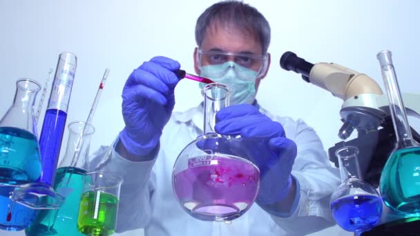 Chemik Laboratorium Mieszania Płynów — Wideo stockowe
