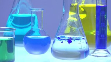 Biyoloji laboratuvarında kimyasal test deneyi