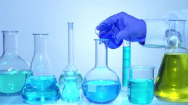 Biyoloji laboratuvarında kimyasal test deneyi